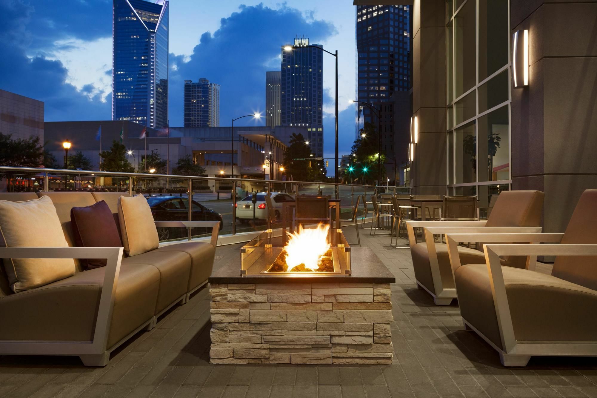 Embassy Suites By Hilton Charlotte Uptown מראה חיצוני תמונה